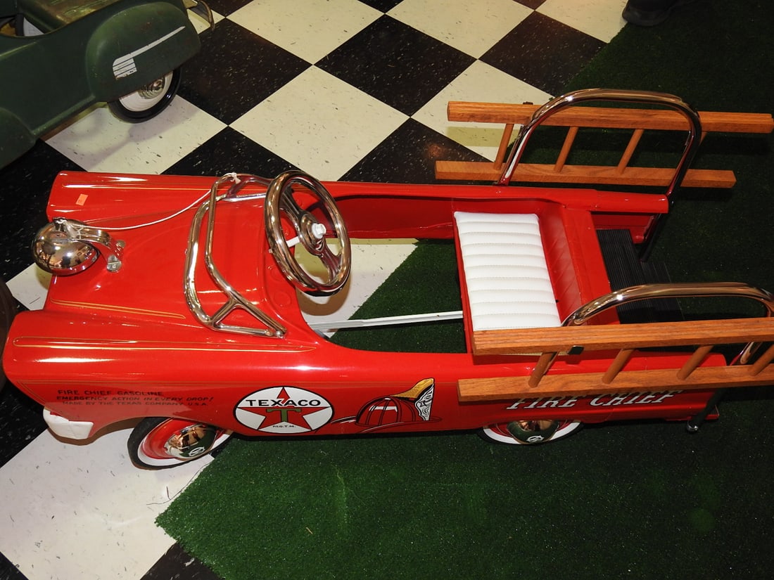 Texaco Fire Chief Pedal Car (1 of 7)
