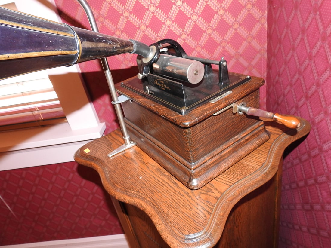 Edison Standard Cylinder Phonograph with Horn (1 of 12)