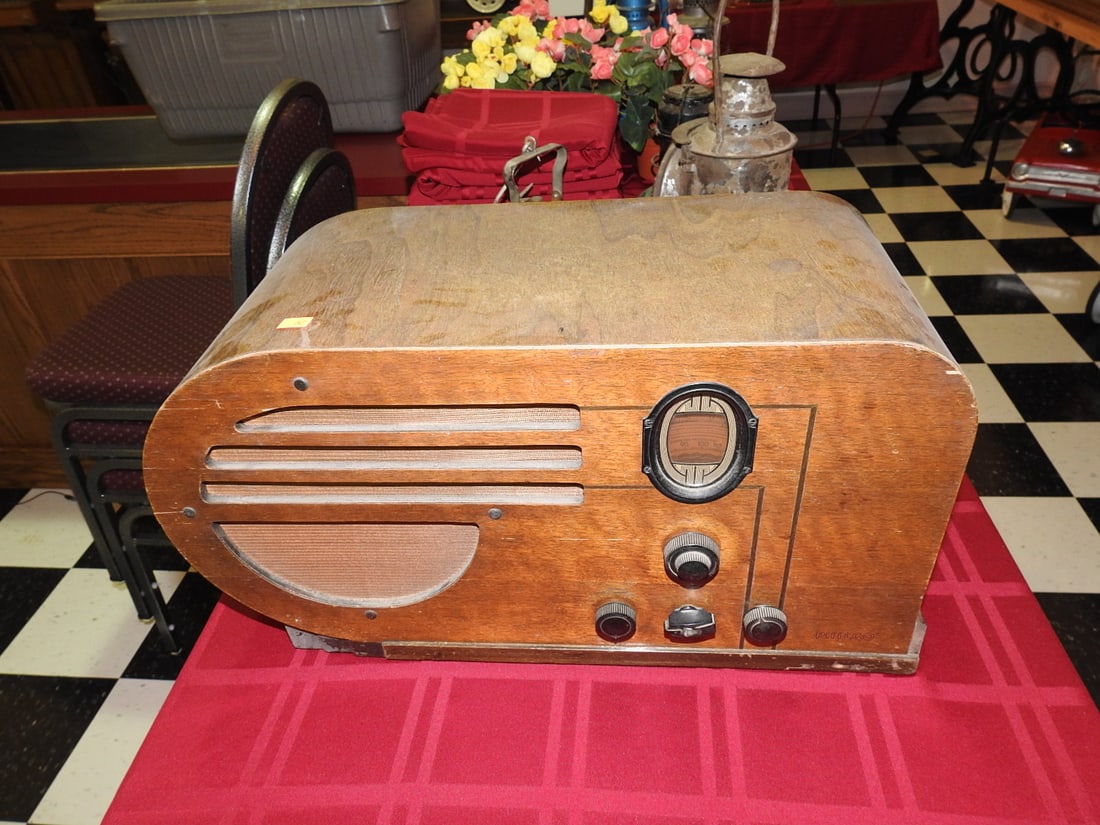 Philco Wood Tabletop Radio (1 of 8)