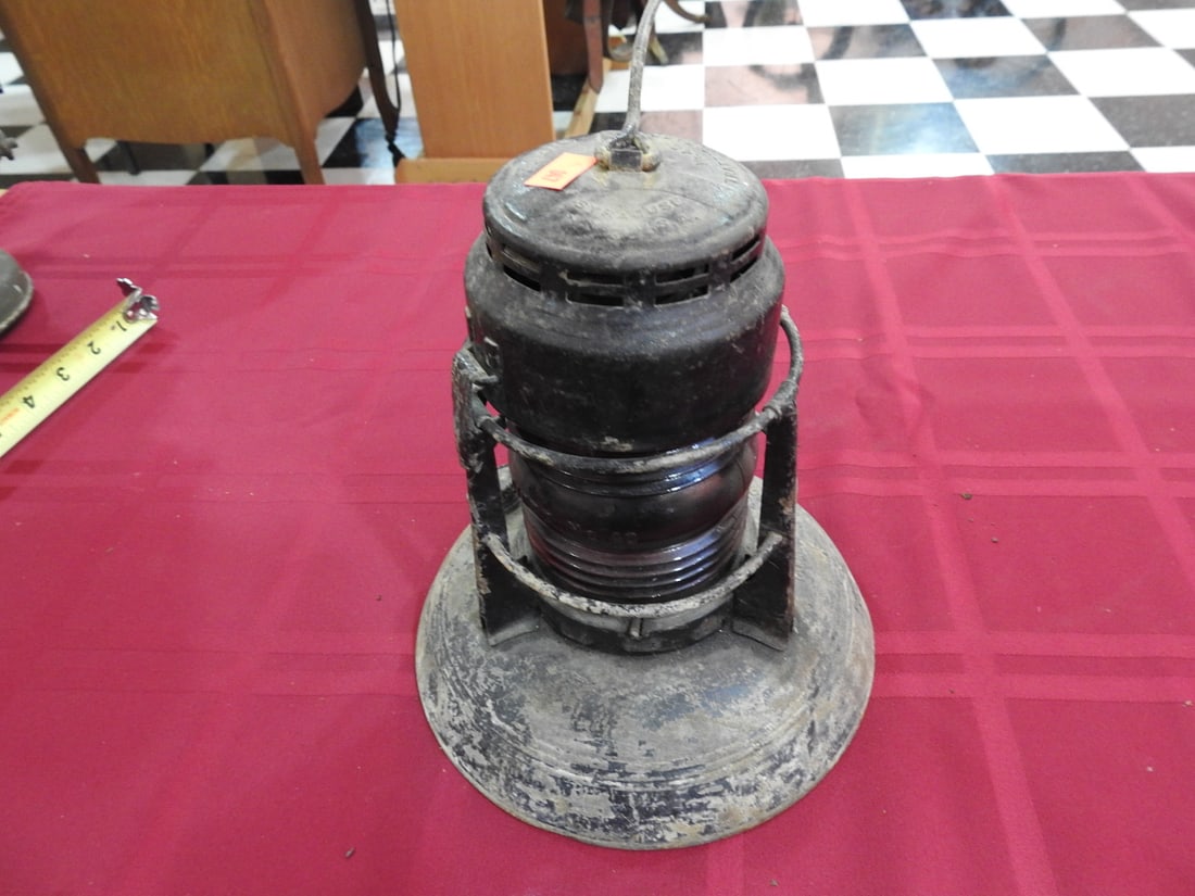 Dietz No. 40 Traffic Gard Lantern with Red Glass Lens (1 of 5)