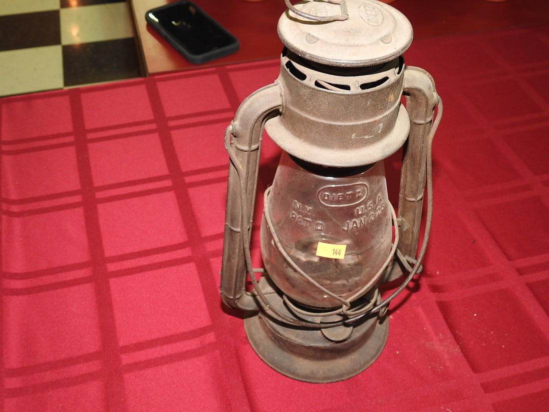 Dietz Little Wizard Lantern with Clear Globe (1 of 10)