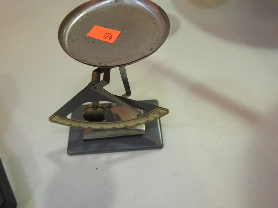 Hamilton 100 Gram Counter Scale (1 of 4)