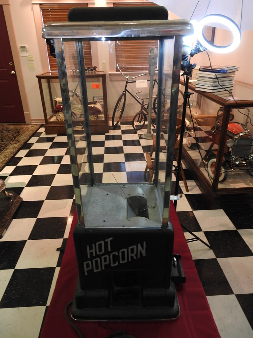 Late 1940s Electro Serve Hot Popcorn Machine: Vintage late-1940s hot popcorn machine by Electro Serve Inc., Illinois, with glass display case, metal/iron base and front serving door. Approx. 39 x 16 x 19 in. No key included. Function not tested.