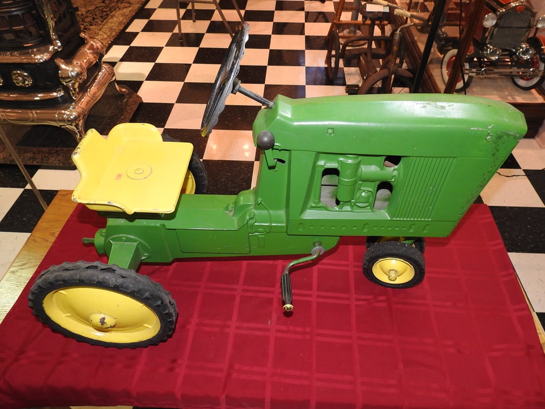 John Deere Model No. 10 Three-Hole Pedal Tractor (1 of 8)