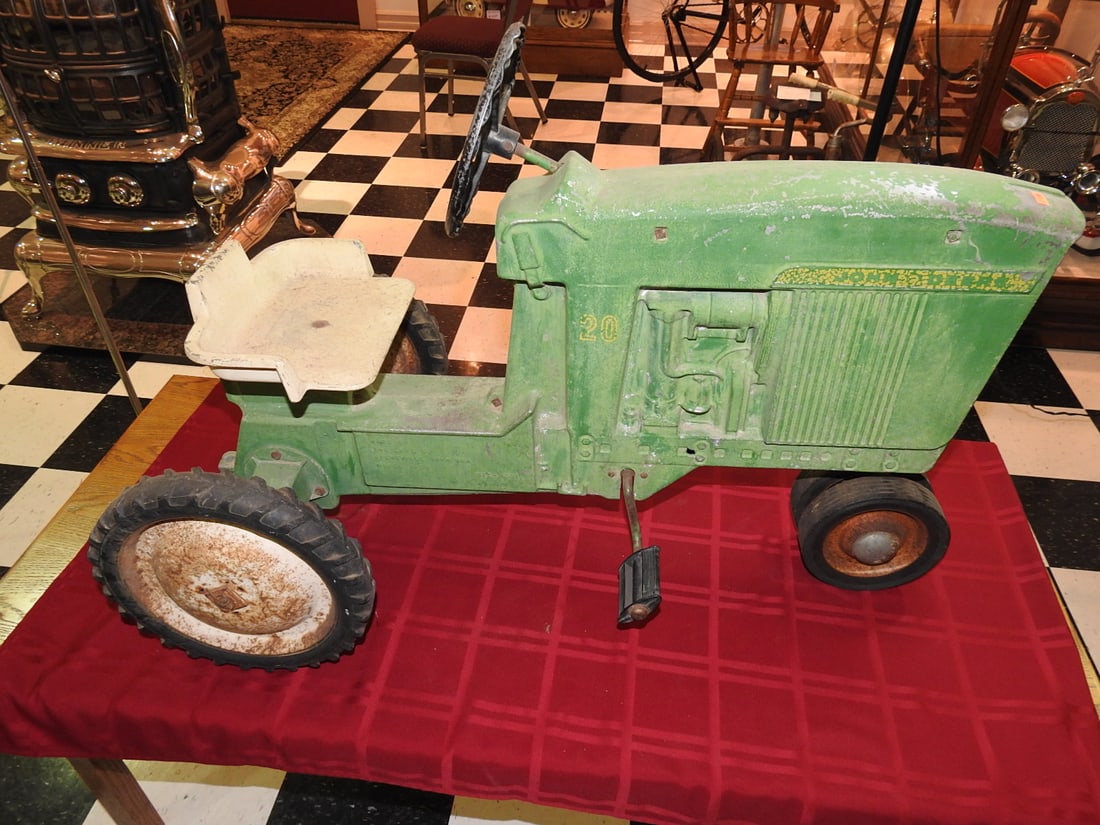 ERTL John Deere Model No. 20 Pedal Tractor (1 of 12)