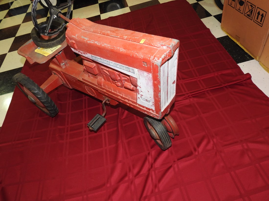 1963 International Harvester Farmall 806 Pedal Tractor (1 of 7)