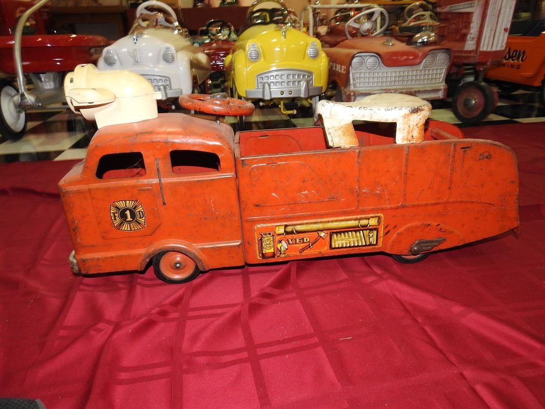 Vintage FD1 VFD Ride-On Fire Truck Toy (1 of 8)