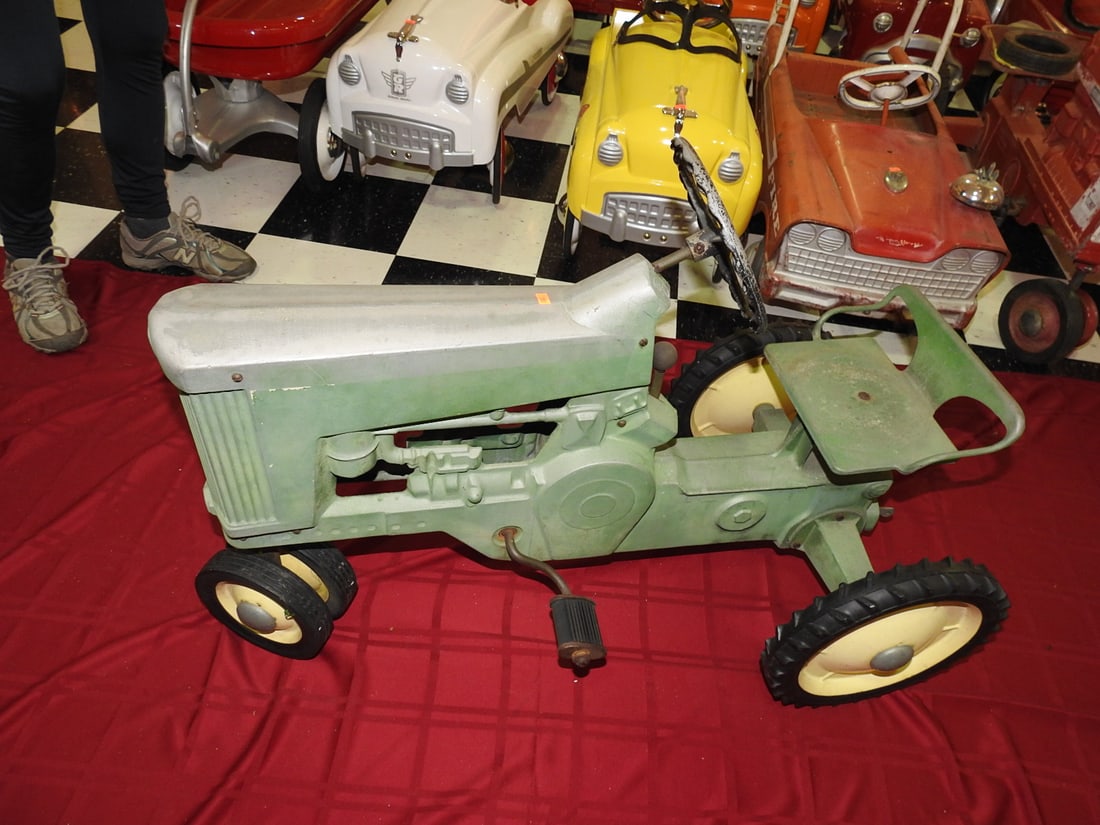 John Deere Model 60 Large Pedal Tractor (1 of 8)
