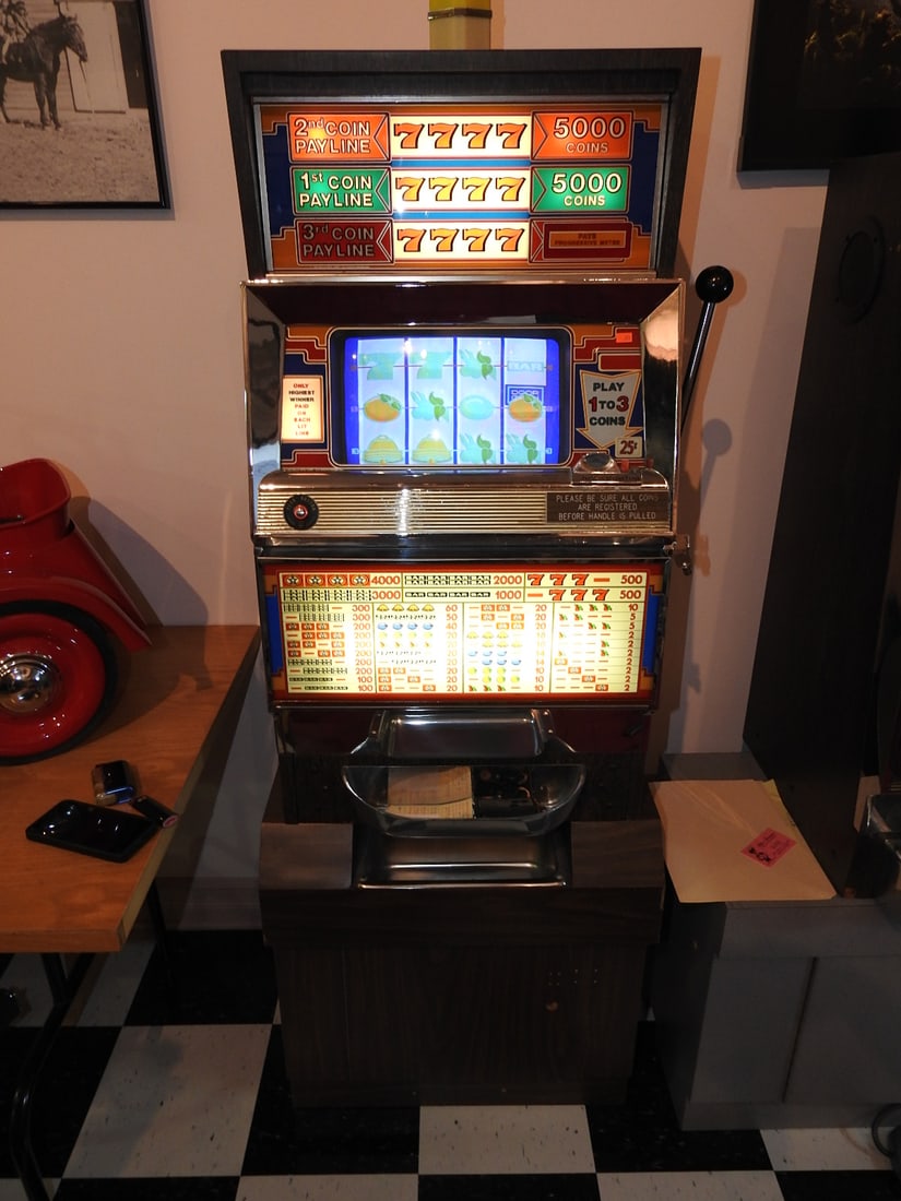 Slot Machine / Gaming Cabinet (1 of 14)