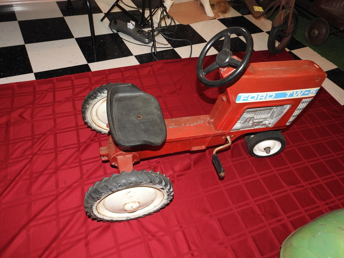 Ford TW-5 Pedal Tractor (1 of 9)