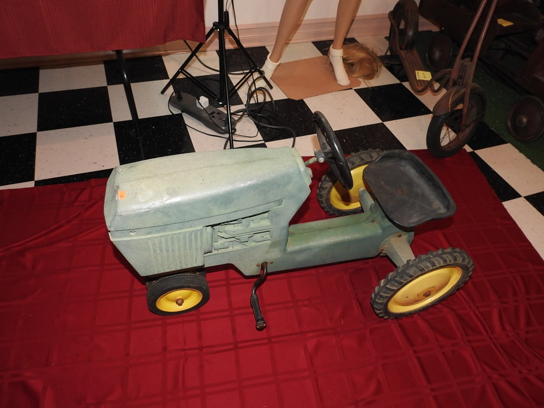 Antique Green John Deere Pedal Tractor (1 of 6)