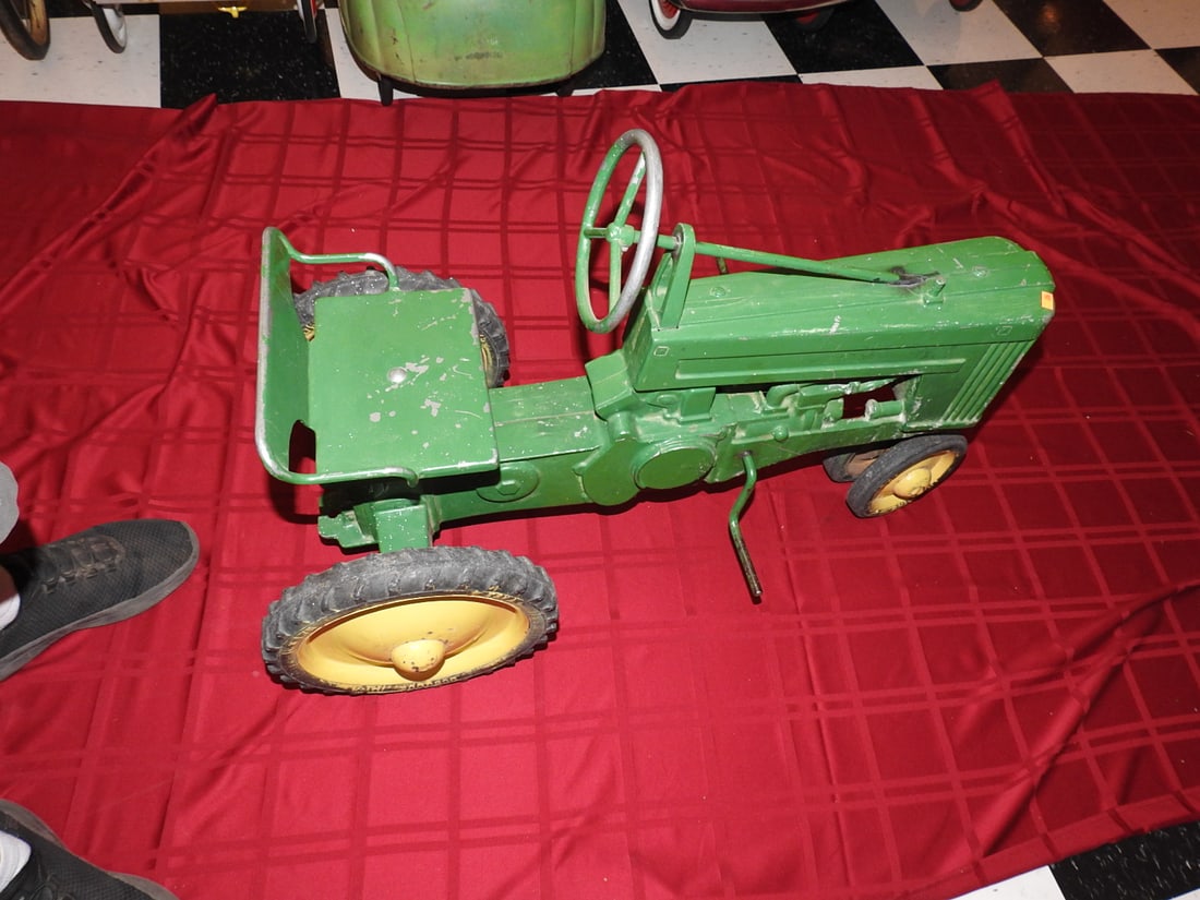Vintage John Deere Pedal Tractor (1 of 7)