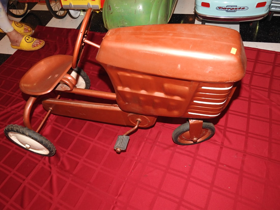 Vintage John Deere Pedal Tractor (1 of 6)