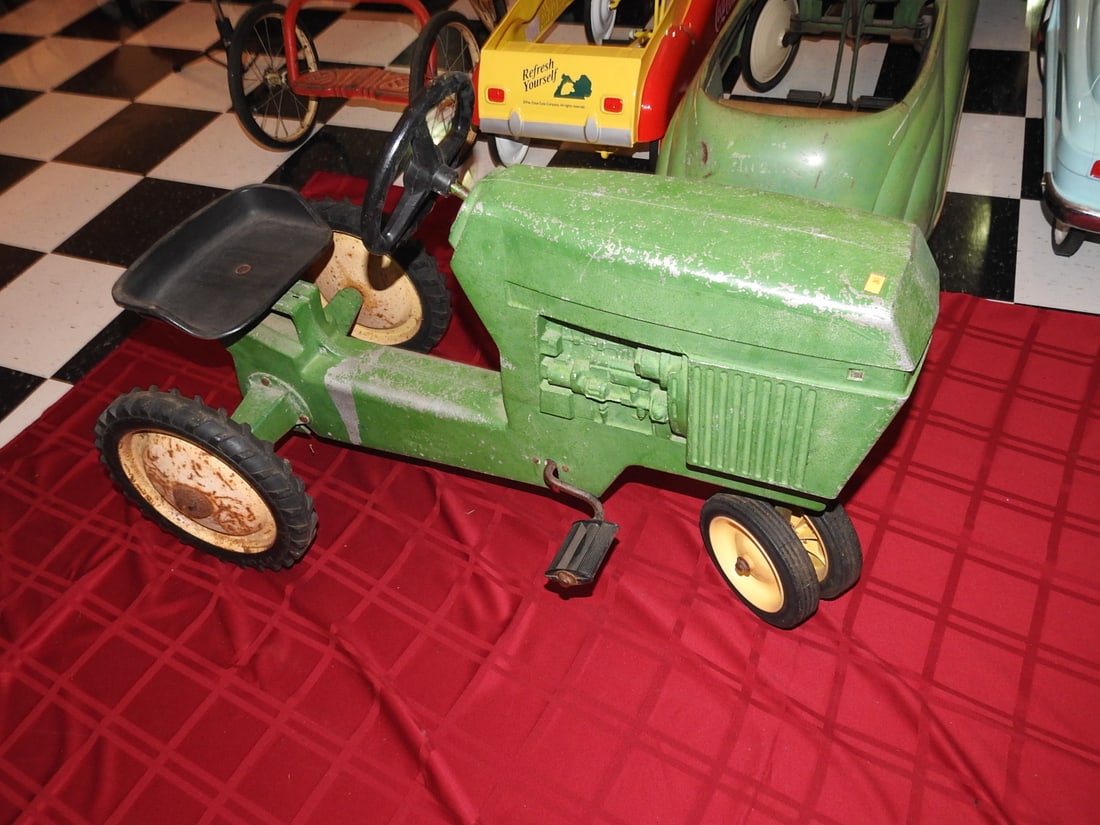 Vintage John Deere Pedal Tractor (1 of 6)