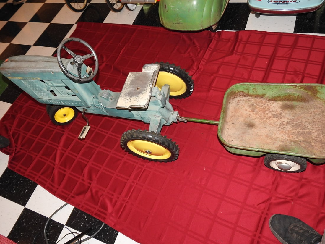 John Deere No. 10 Pedal Tractor with Trailer (1 of 9)