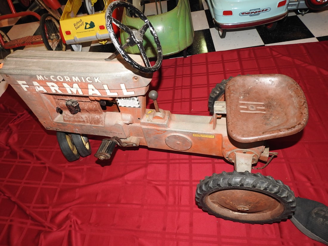 McCormick Farmall International Harvester Pedal Tractor (1 of 6)