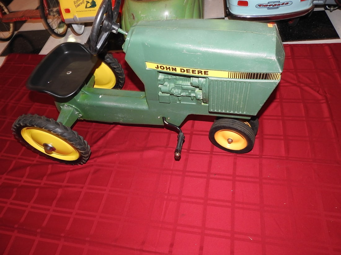 Vintage John Deere Pedal Tractor (1 of 6)