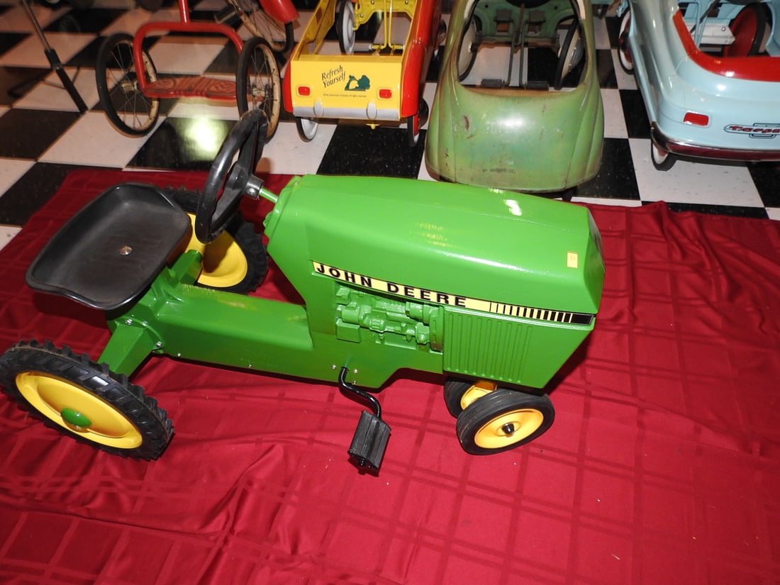 Vintage John Deere Pedal Tractor (1 of 6)