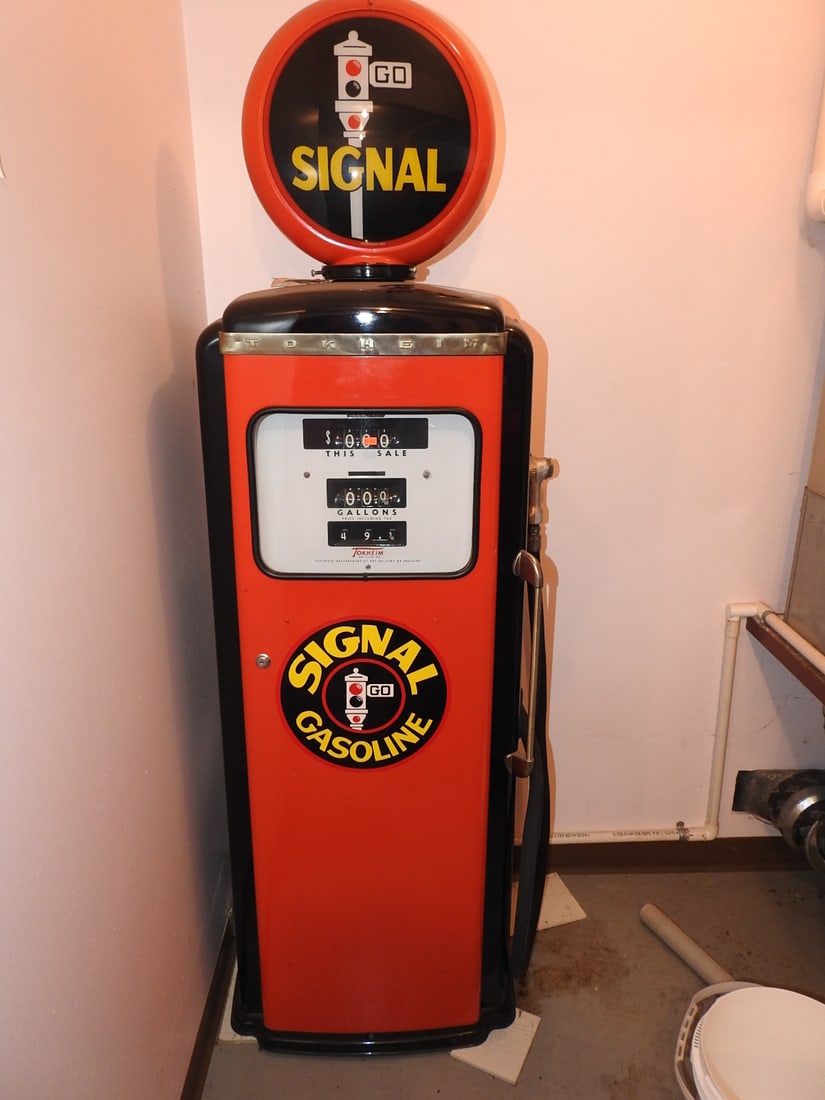 Early 1940s Tokheim Signal Gas Pump (1 of 17)