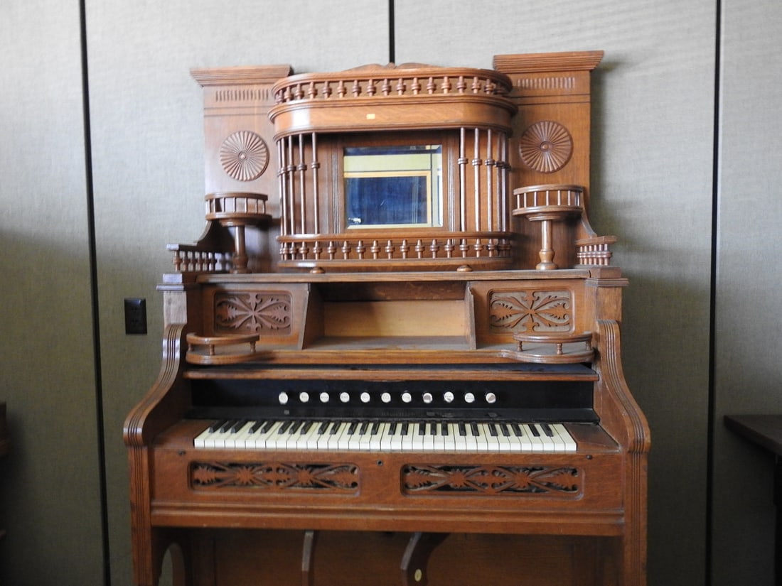 Antique Estey Pump Organ (1 of 11)