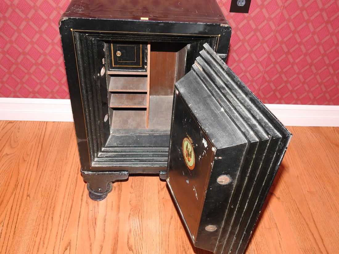 Victor Safe and Lock Co. Black Safe (1 of 6)