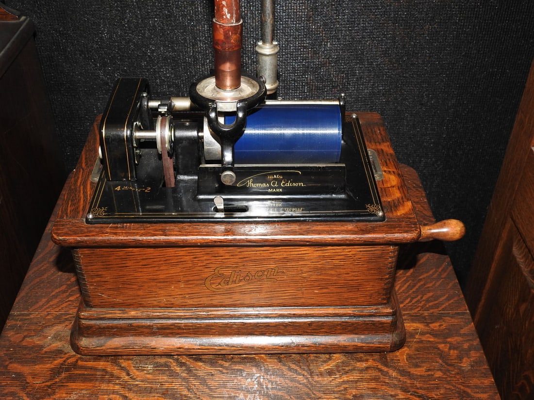 Edison Cylinder Phonograph with Wooden Horn (1 of 5)