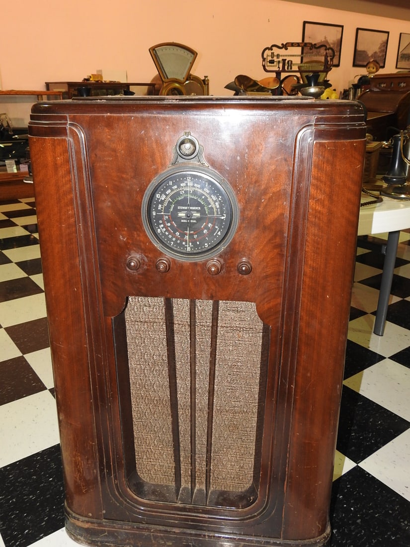 Stewart-Warner "Magic Dial" Vintage Wood Cabinet Radio (1 of 13)