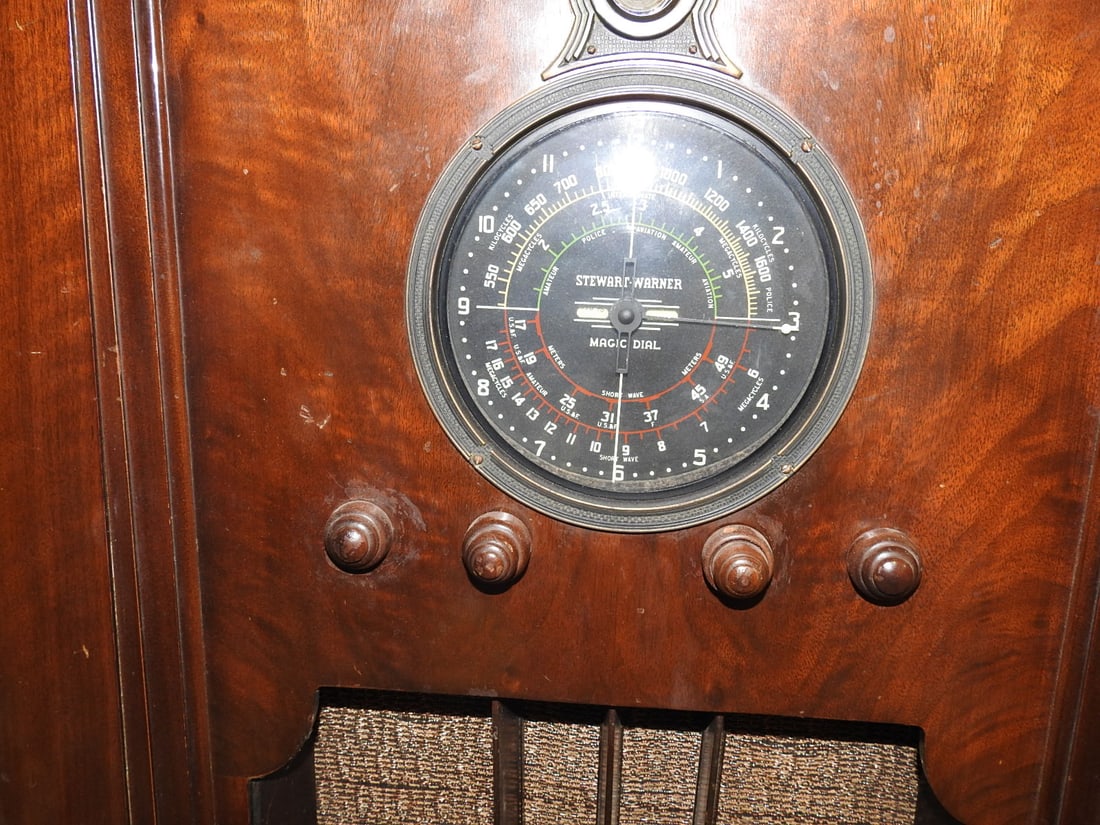 Stewart-Warner "Magic Dial" Vintage Wood Cabinet Radio - 2