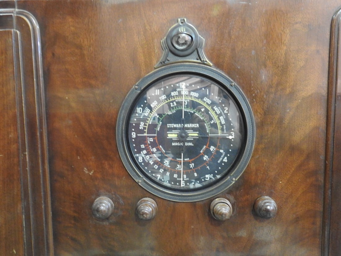 Stewart-Warner "Magic Dial" Vintage Wood Cabinet Radio - 3