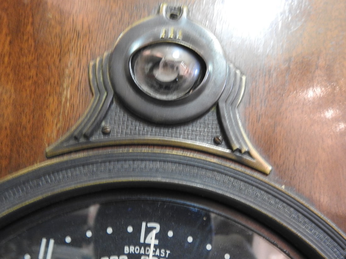 Stewart-Warner "Magic Dial" Vintage Wood Cabinet Radio - 4