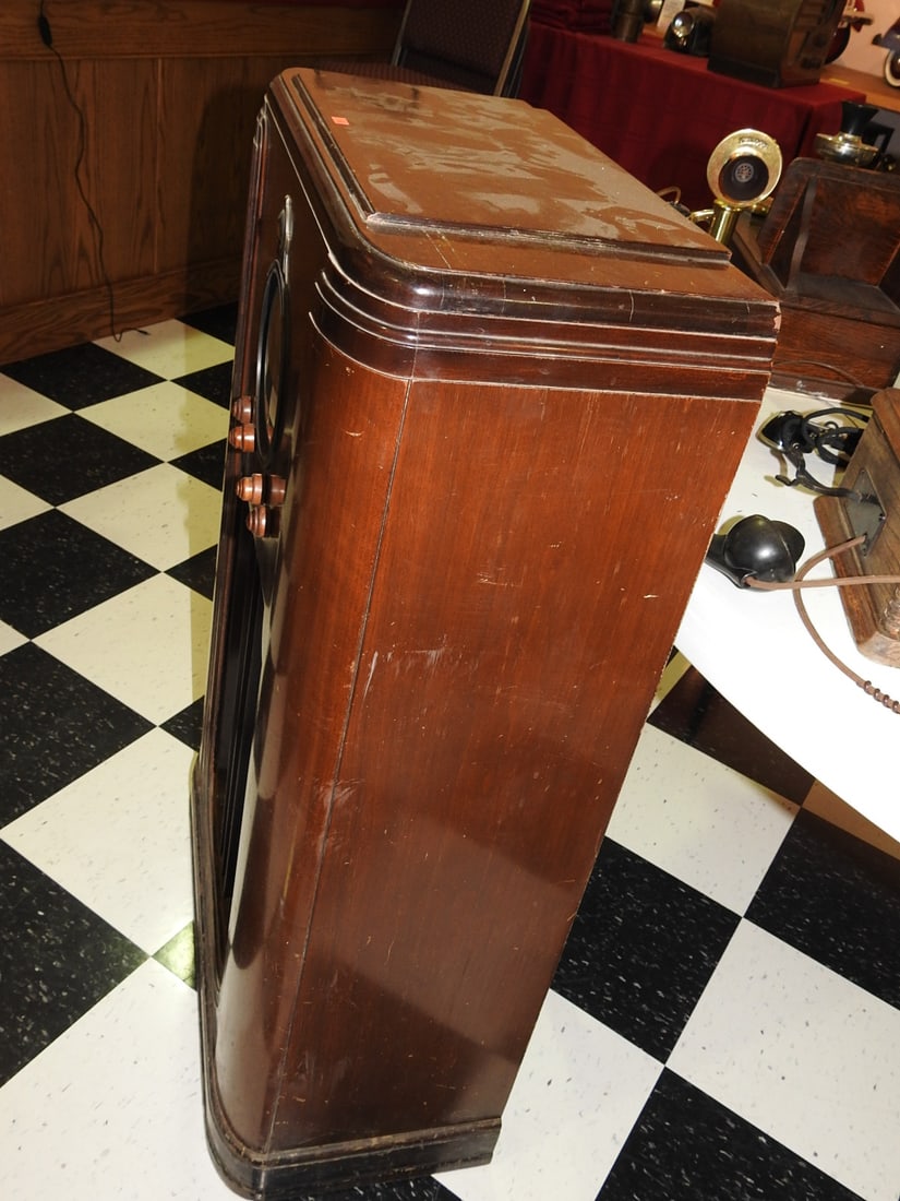 Stewart-Warner "Magic Dial" Vintage Wood Cabinet Radio - 6
