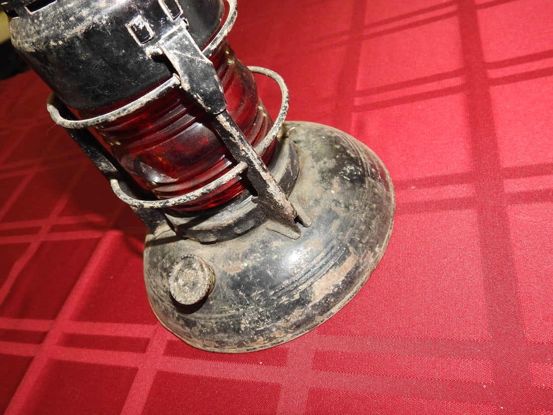 Dietz No. 40 Traffic Gard Lantern with Red Glass Lens - 6