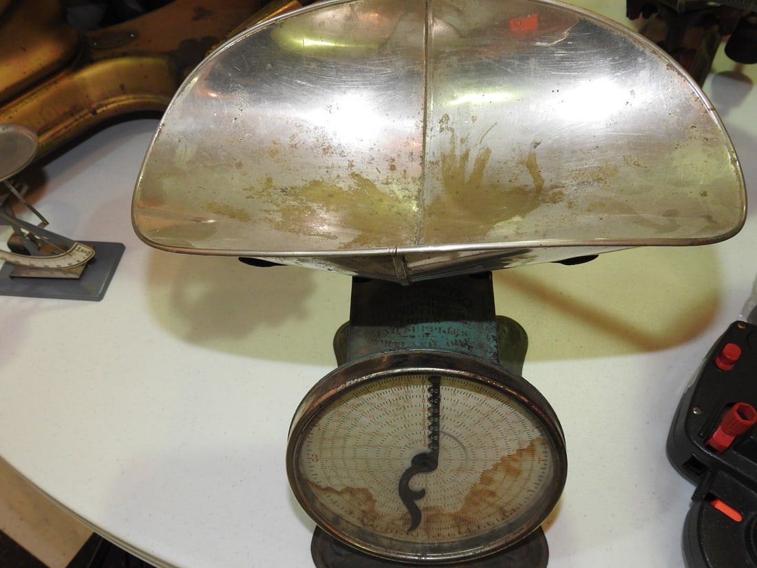 Gray, McLean and Percy Marked Hanging Scale: Vintage hanging/counter scale marked Gray, McLean and Percy Co. with metal pan/topper. Topper measures approximately 6.25 x 12 x 3 in. per notes. Approx. 9 x 8 x 6.5 in. Mechanical accuracy not
