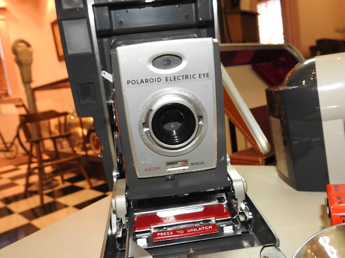 Polaroid Model 900 Electric Eye Land Camera Kit - 9
