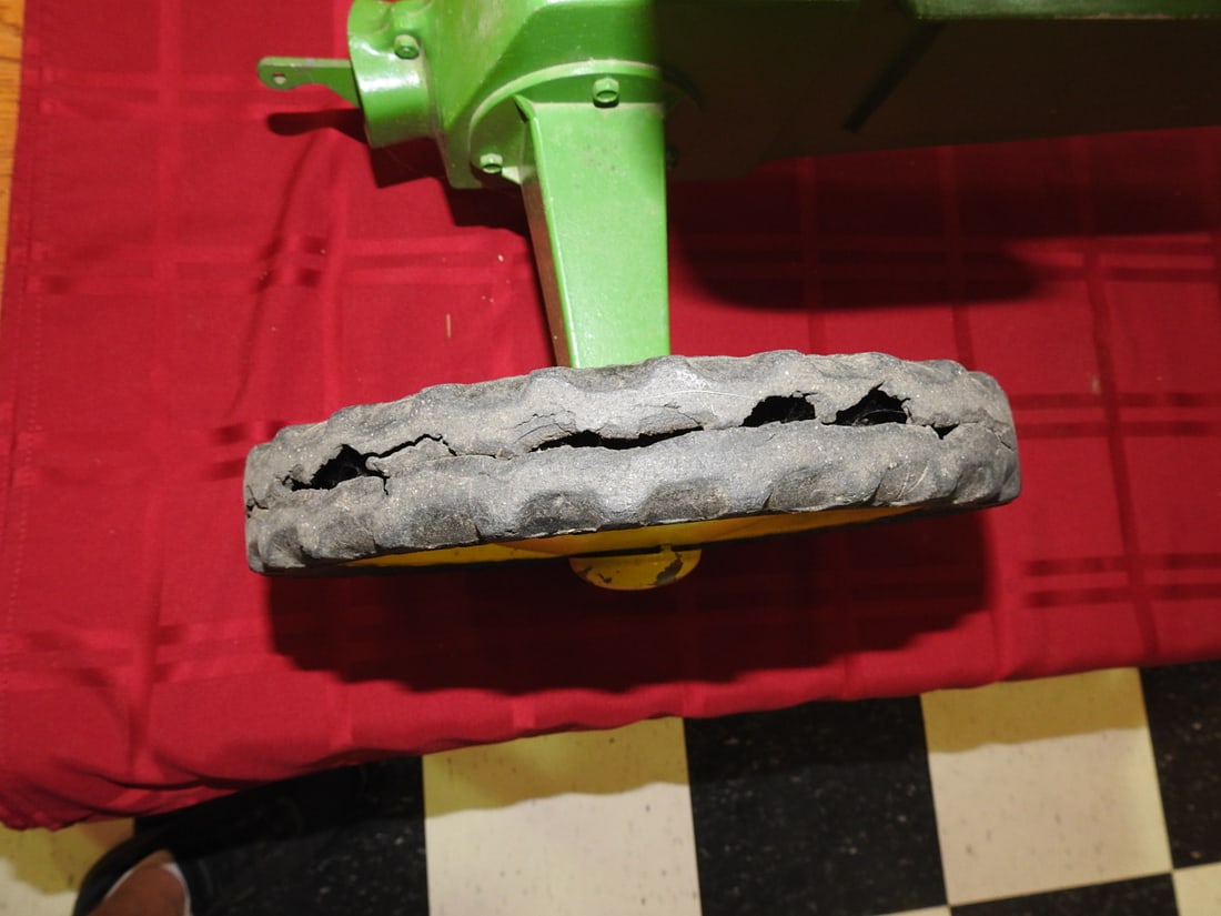 John Deere Model No. 10 Three-Hole Pedal Tractor - 4