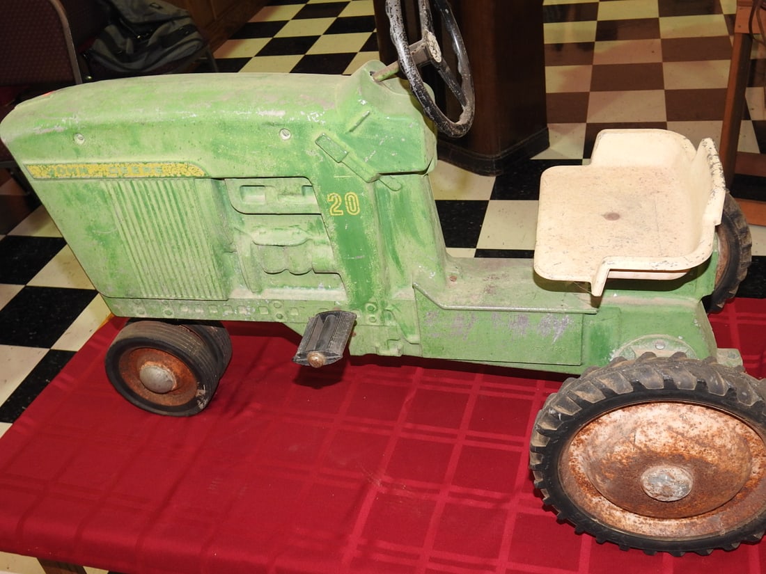 ERTL John Deere Model No. 20 Pedal Tractor - 7