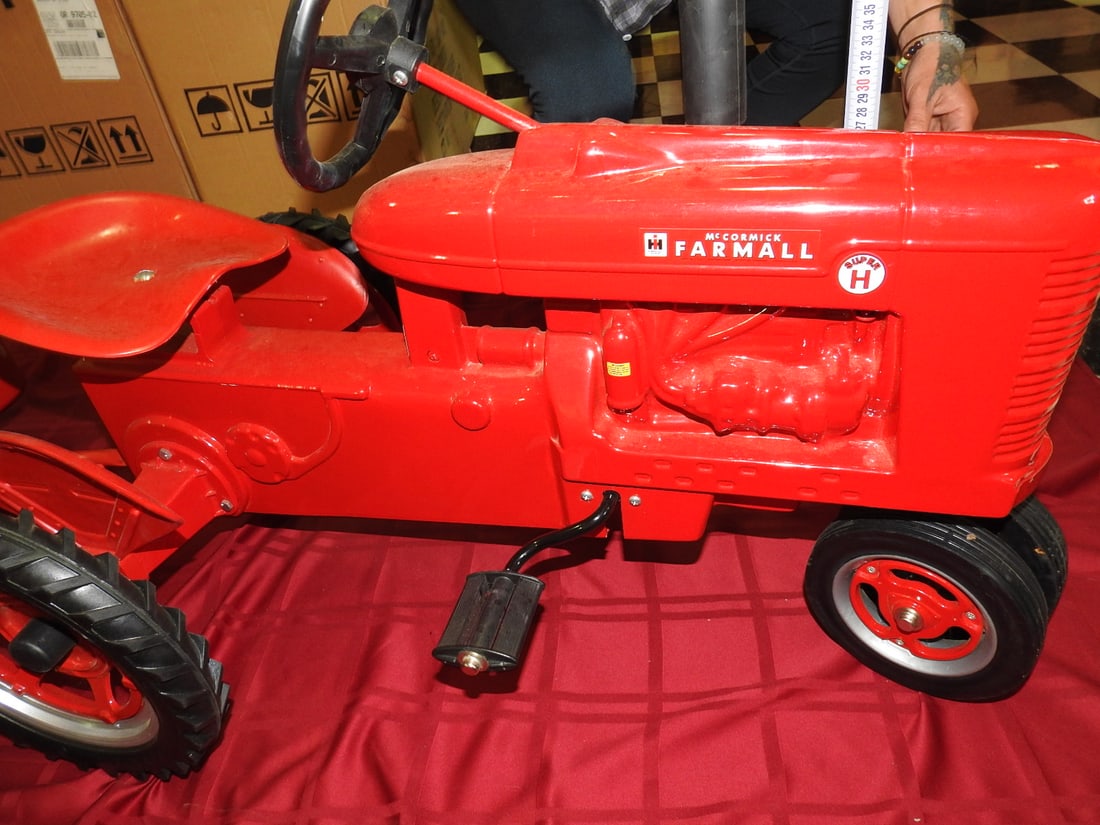 Vintage Farmall Tractor and Trailer Pedal Set - 3