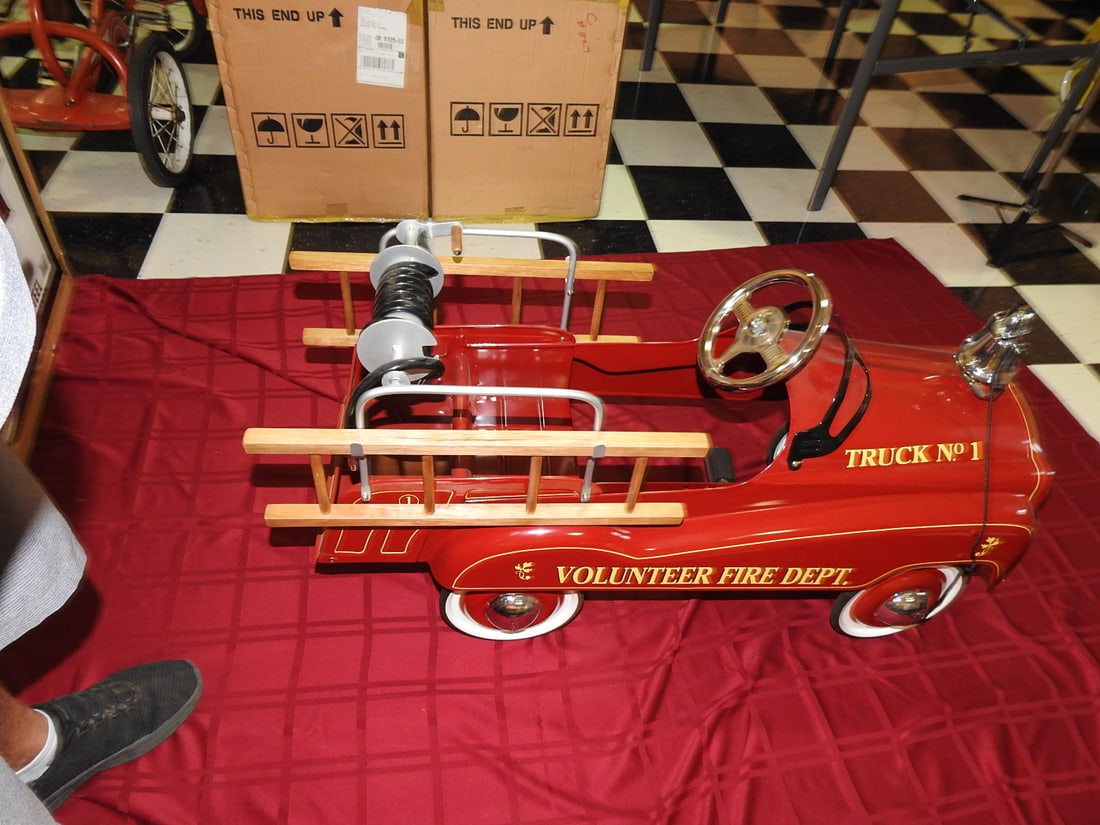 Gearbox Volunteer Fire Dept. Truck No. 1 Pedal Car - 6