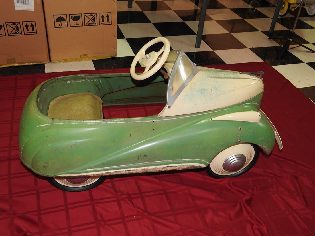 Steelcraft Lincoln Zephyr Pedal Car (1 of 11)