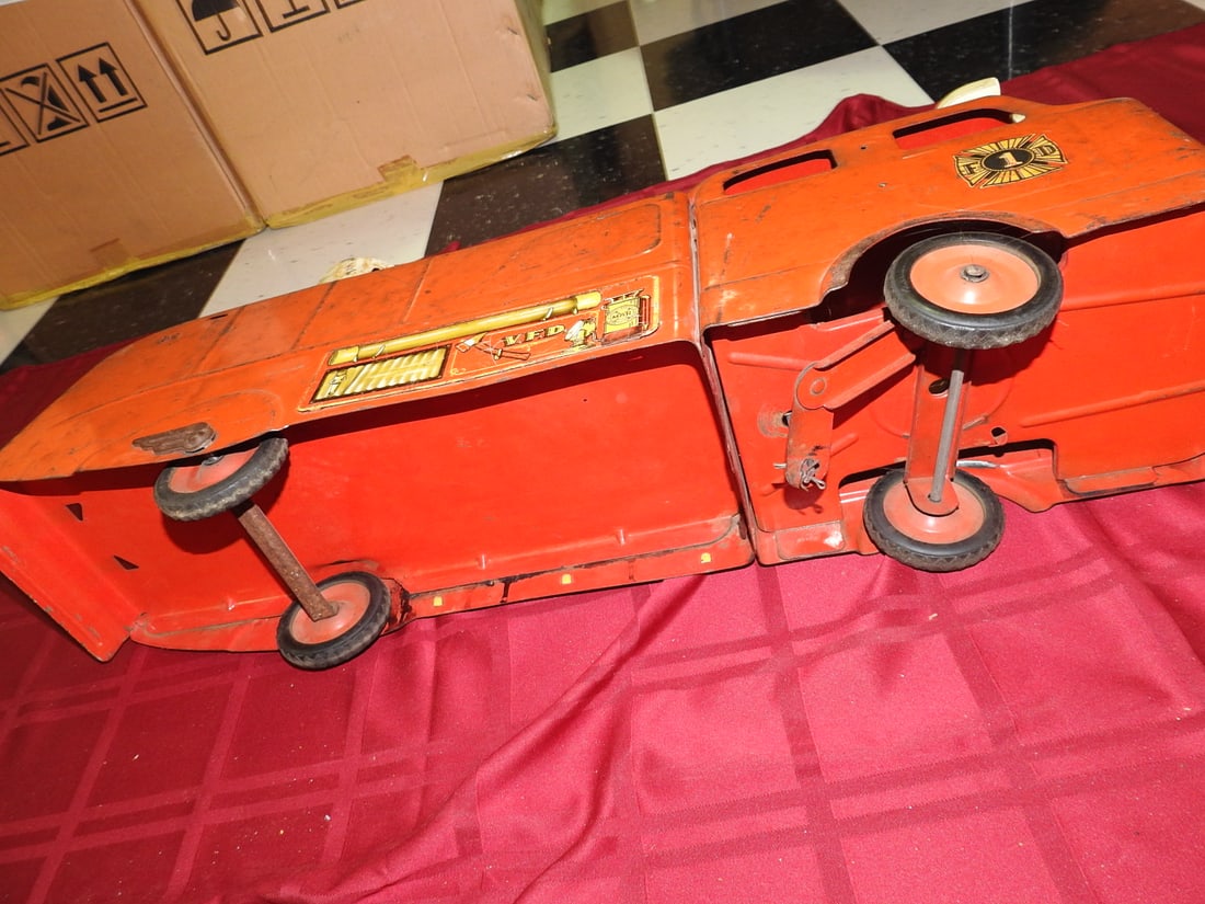 Vintage FD1 VFD Ride-On Fire Truck Toy - 8