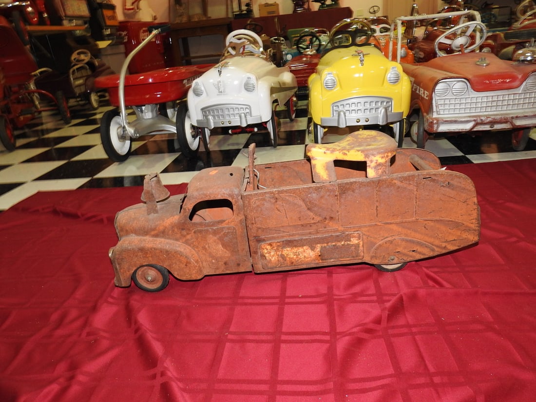 Vintage VFD Ride-On Fire Truck Toy (1 of 6)