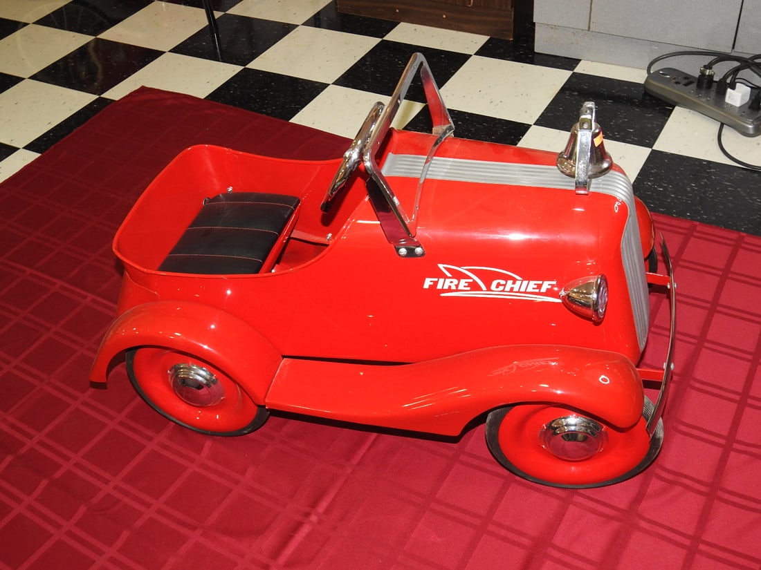 Refurbished Garton Pontiac Fire Chief Pedal Car (1 of 6)