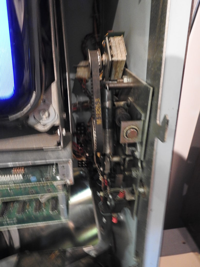 Slot Machine / Gaming Cabinet - 10
