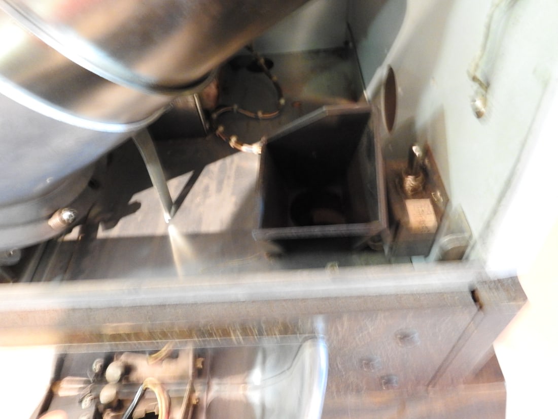 Slot Machine / Gaming Cabinet - 11