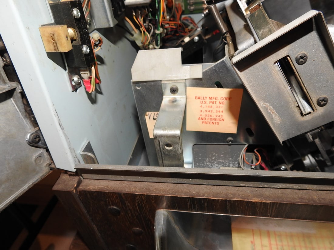 Slot Machine / Gaming Cabinet - 14