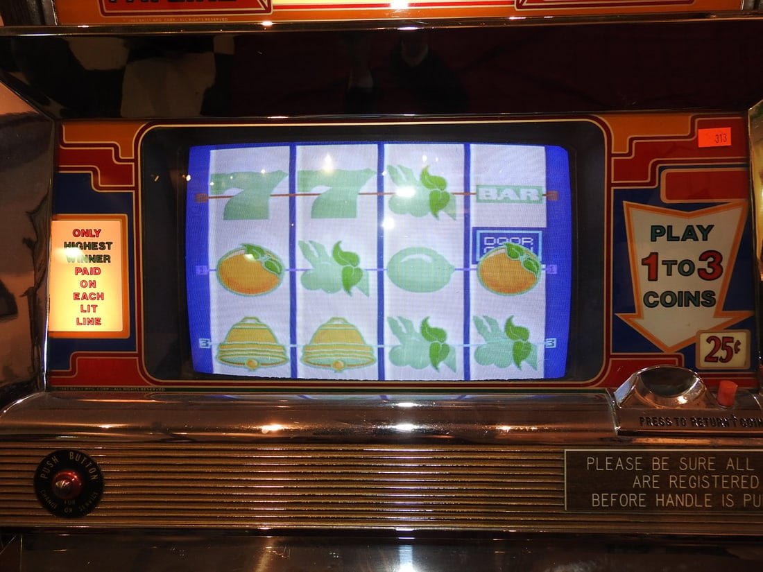 Slot Machine / Gaming Cabinet - 3