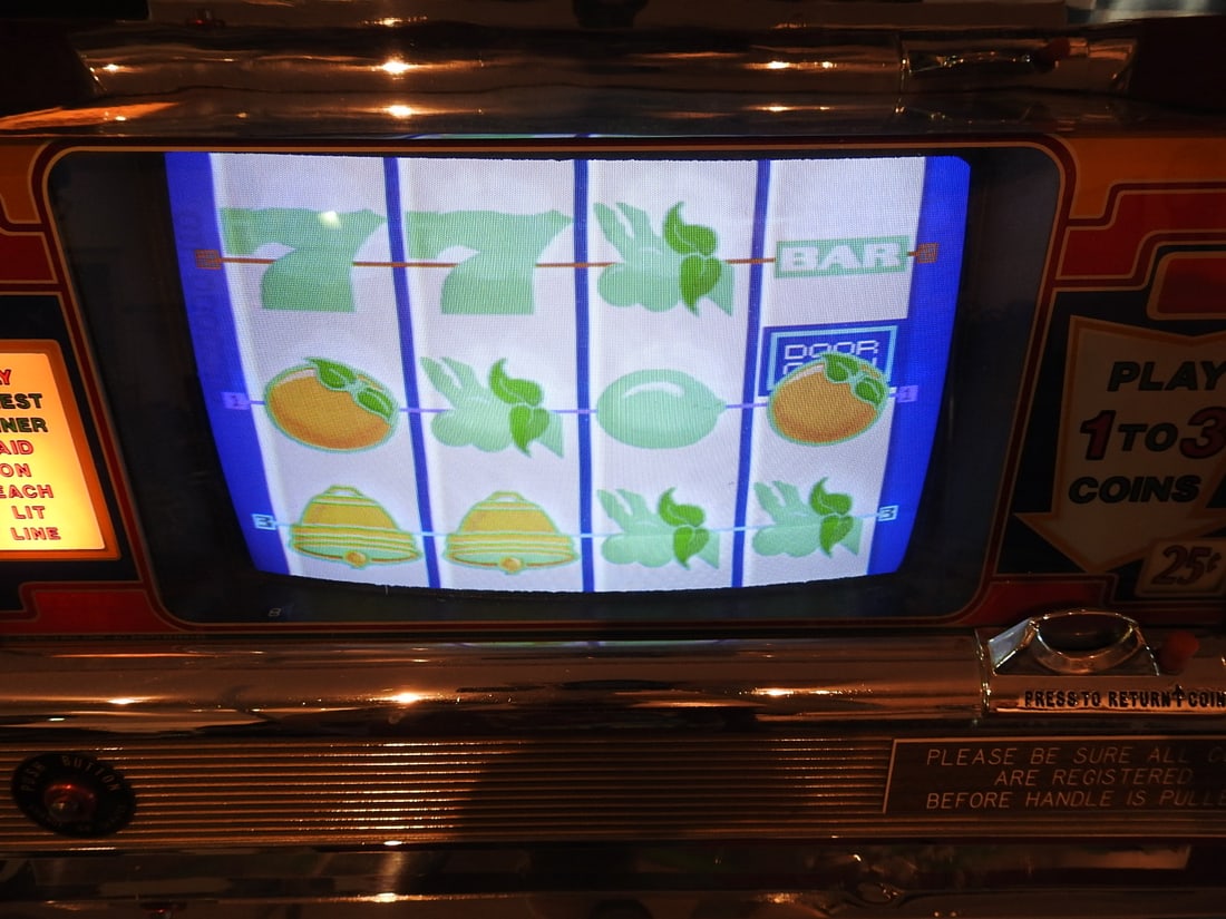 Slot Machine / Gaming Cabinet - 4
