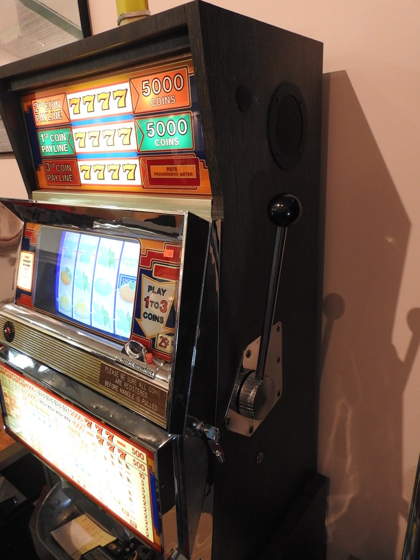 Slot Machine / Gaming Cabinet - 6