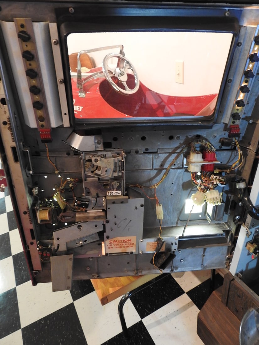Slot Machine / Gaming Cabinet - 7