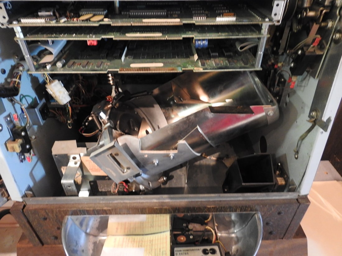 Slot Machine / Gaming Cabinet - 8
